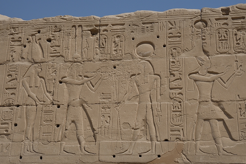 33 MAK_6187.jpg - Sulle pareti i rilievi mostrano scene rituali con divinità e faraoni.